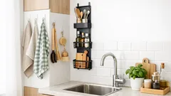 Pionowe przechowywanie w małym mieszkaniu: 4 patenty bez wiercenia