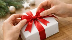 Kokarda z wstążki na dwa palce: szybki trik na pakowanie prezentów bez nerwów